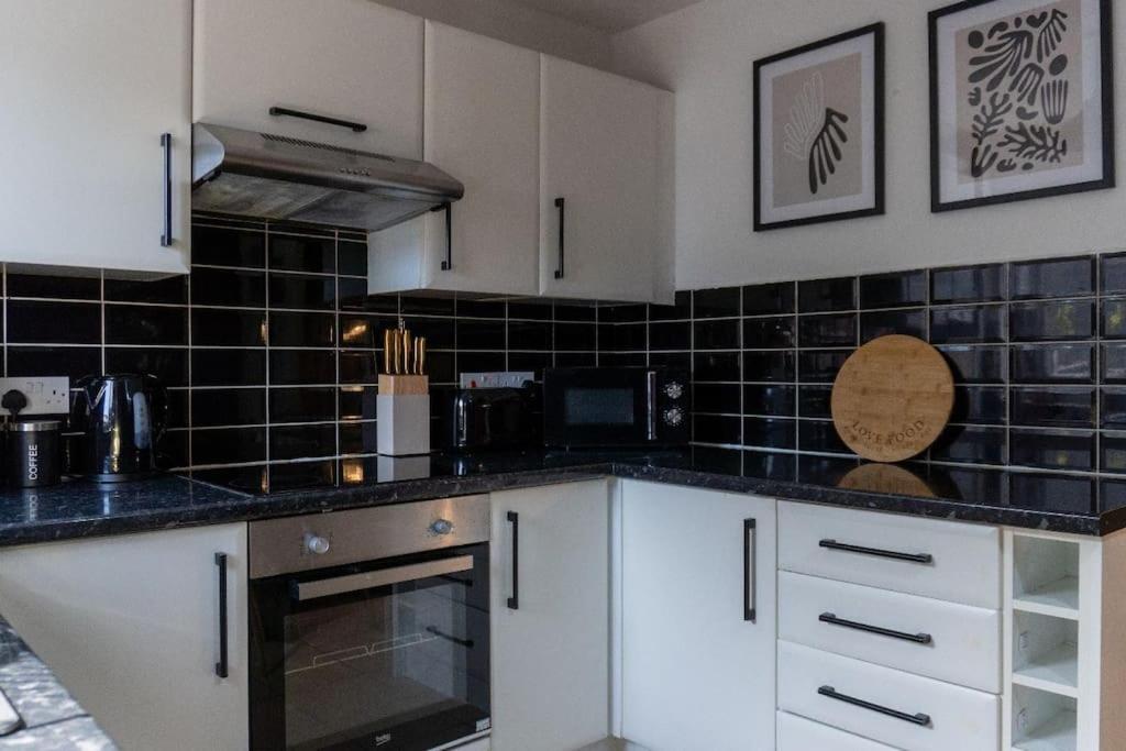 Villa Beautiful House Off-Road Free Parking Farnworth Exterior foto
